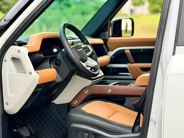 Land Rover Defender 2024
