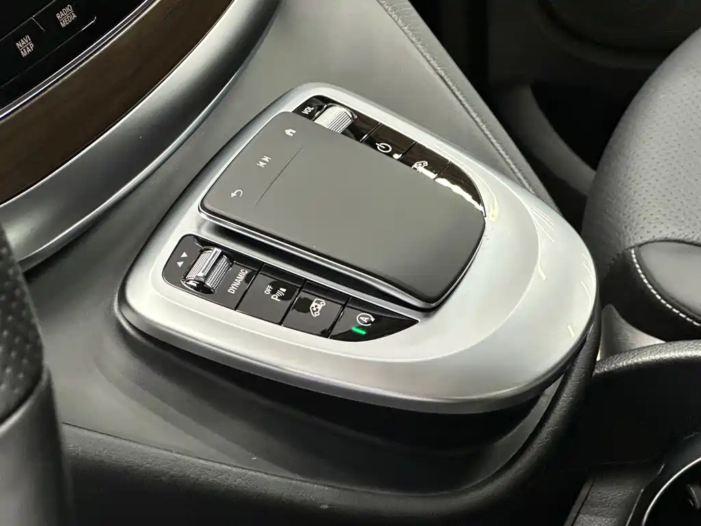 Mercedes-Benz V-Class 2020 — фото 12