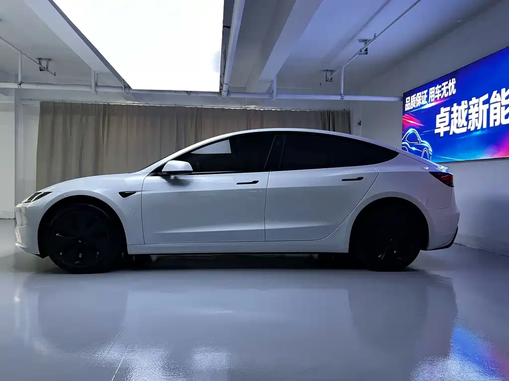 Tesla Model 3 2025 — фото 11