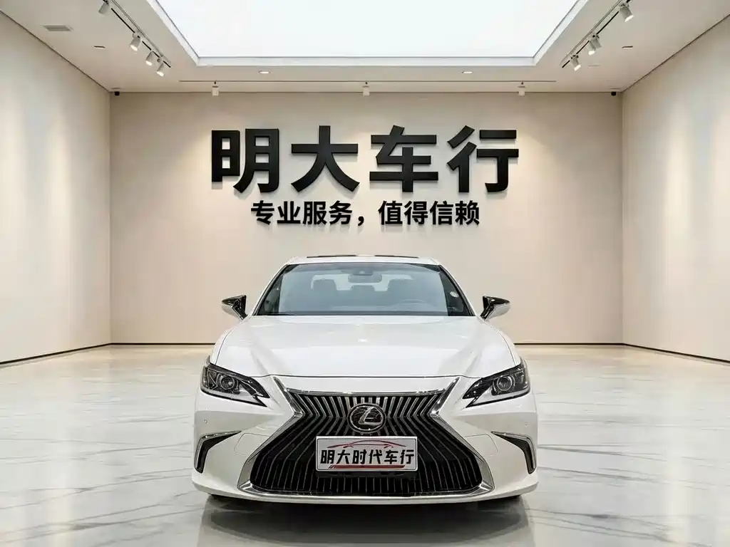 Lexus ES 2020 — фото 1