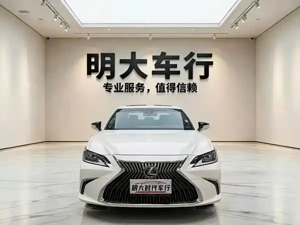 Lexus ES 2020