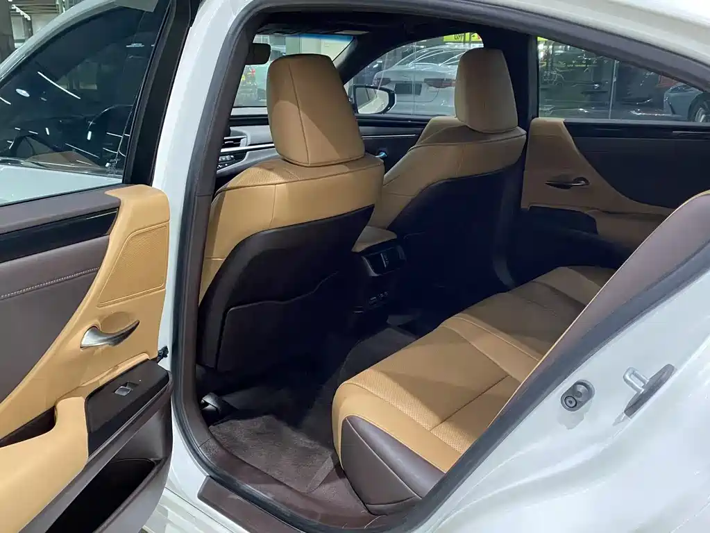 Lexus ES 2020 — фото 16