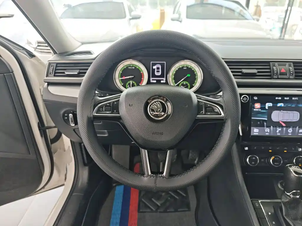 Skoda Superb 2019 — фото 11