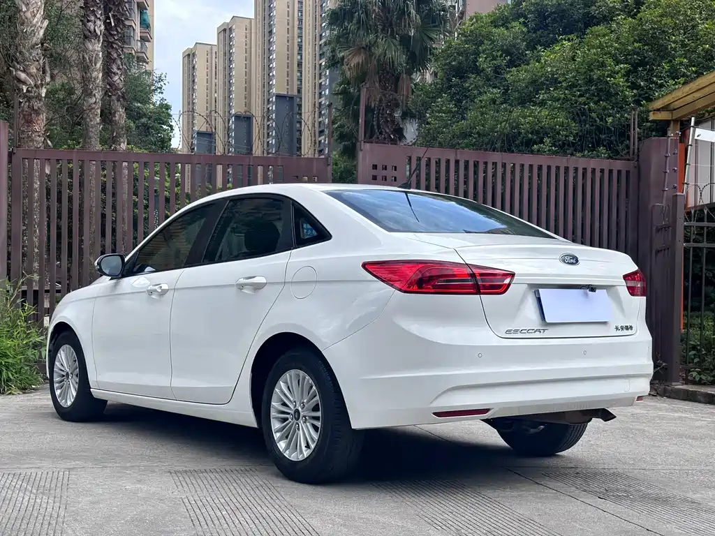 Ford Escort 2017 — фото 13