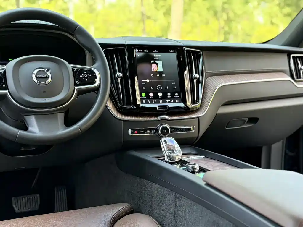 Volvo XC60 2022 — фото 20