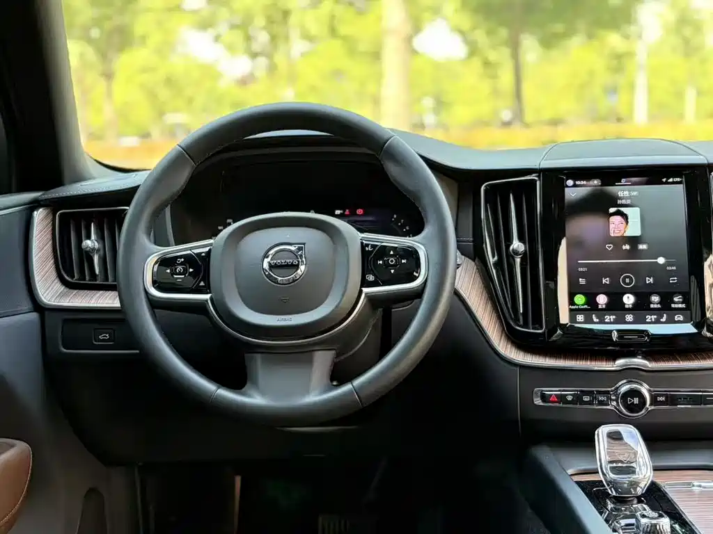 Volvo XC60 2022 — фото 12