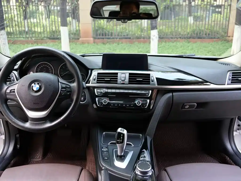 BMW 3 Series 2019 — фото 10