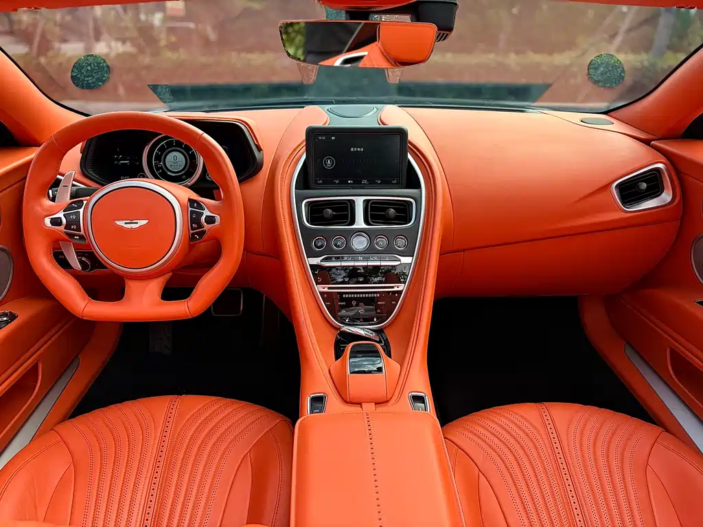 Aston Martin DB11 2023 — фото 16