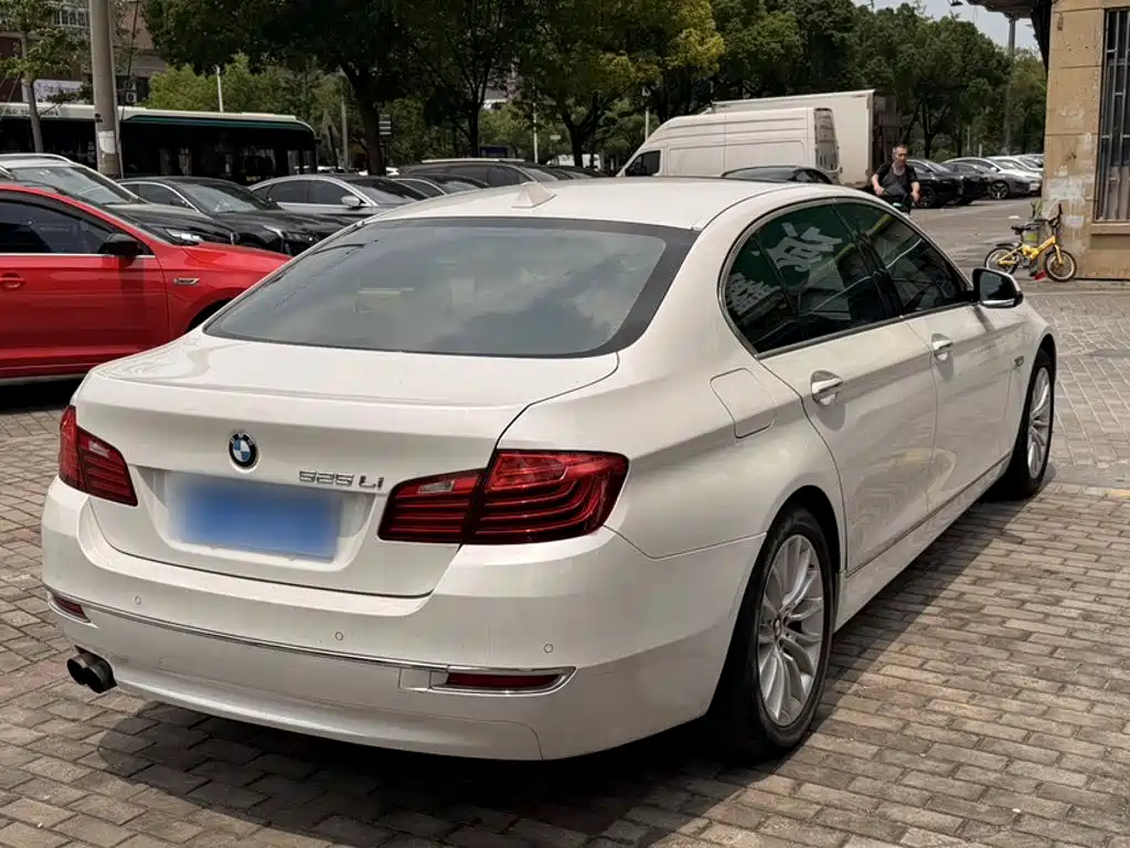 BMW 5 Series 2016 — фото 25