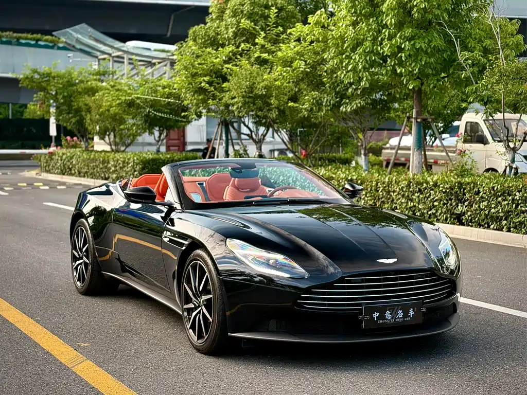 Aston Martin DB11 2023 — фото 3