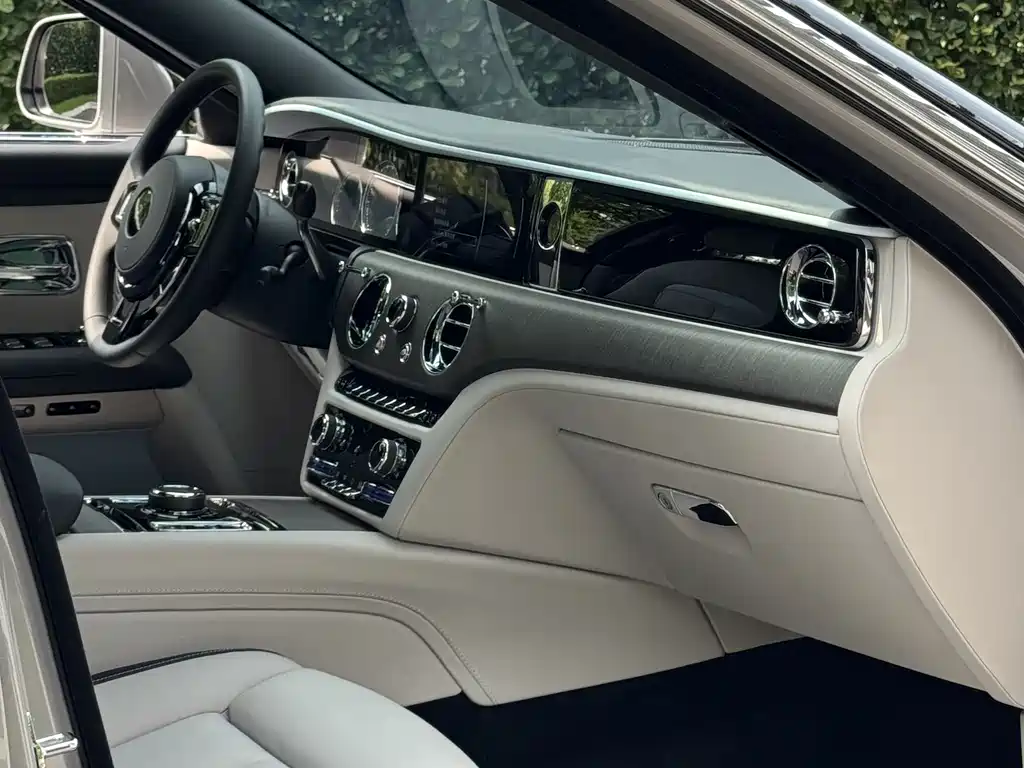 Rolls-Royce Ghost 2023 — фото 14