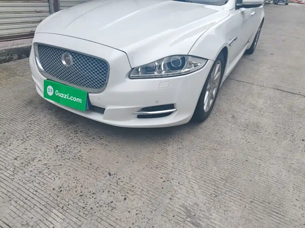 Jaguar XJ 2015 — фото 24