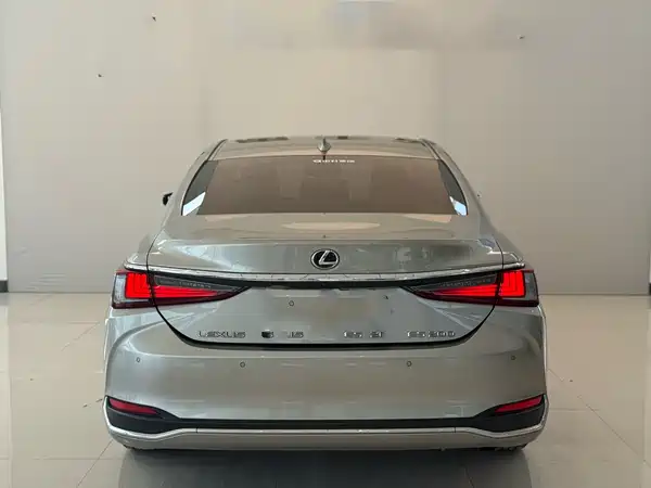 Lexus ES 2021