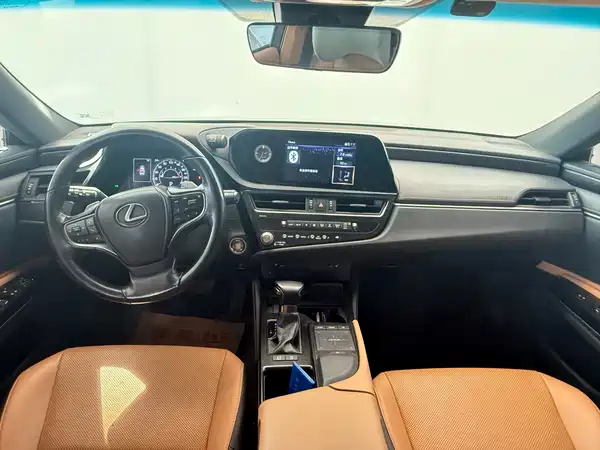 Lexus ES 2021