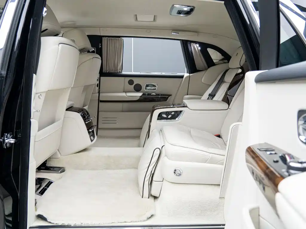 Rolls-Royce Phantom 2018 — фото 13