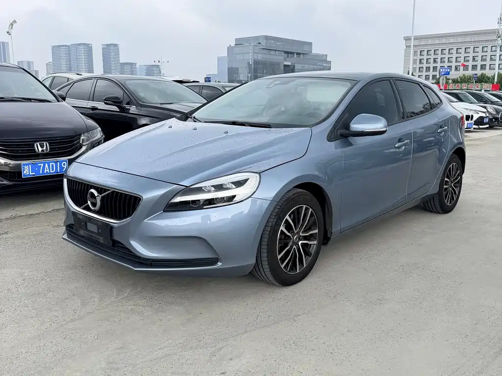 Volvo V40 2017 — фото 1