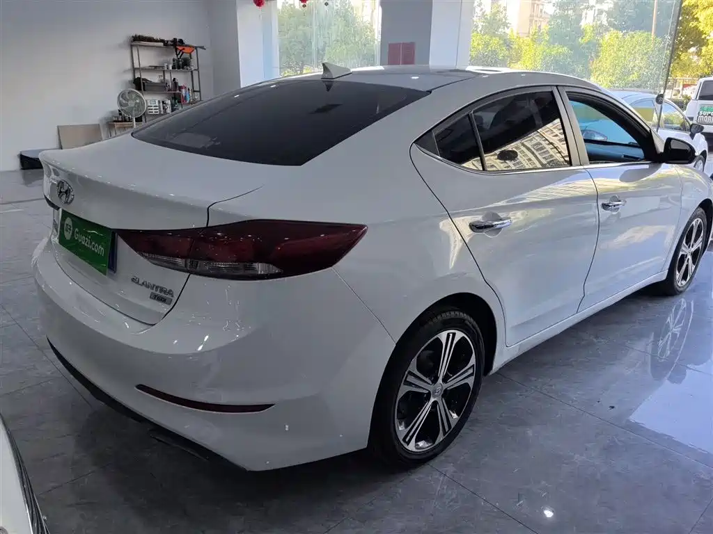 Hyundai Elantra 2019 — фото 23