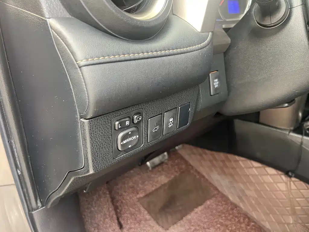 Toyota RAV4 2015 — фото 11