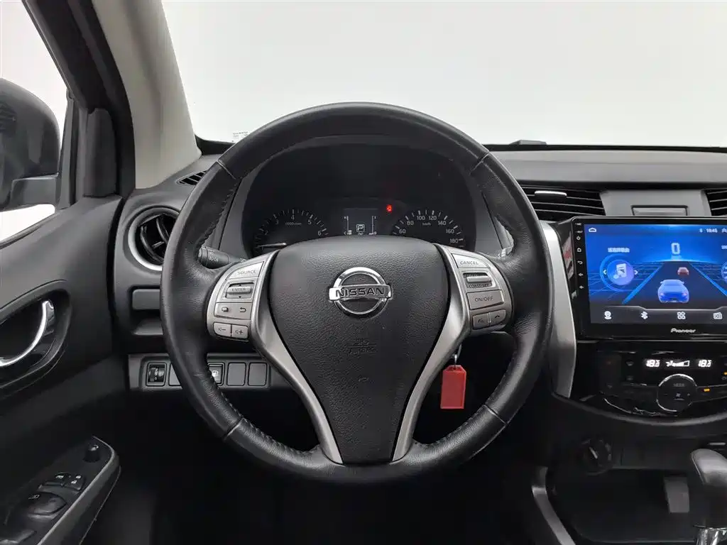 Nissan Navara 2018 — фото 11