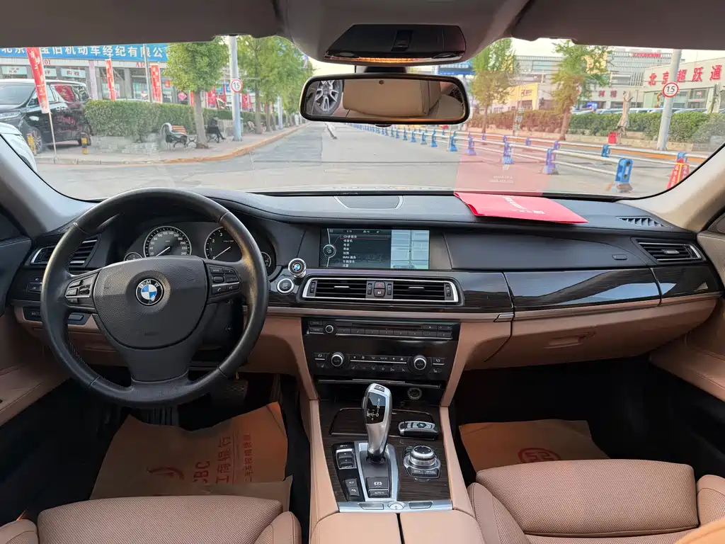 BMW 7 Series 2012 — фото 9
