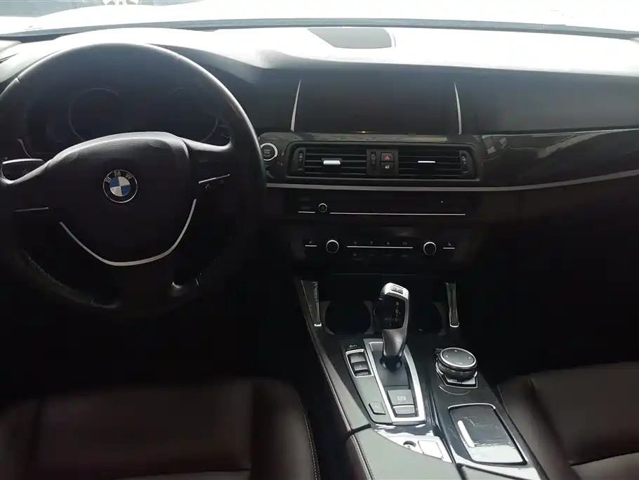 BMW 5 Series 2016 — фото 12