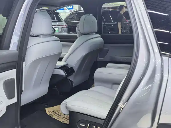 NIO ES8 2025