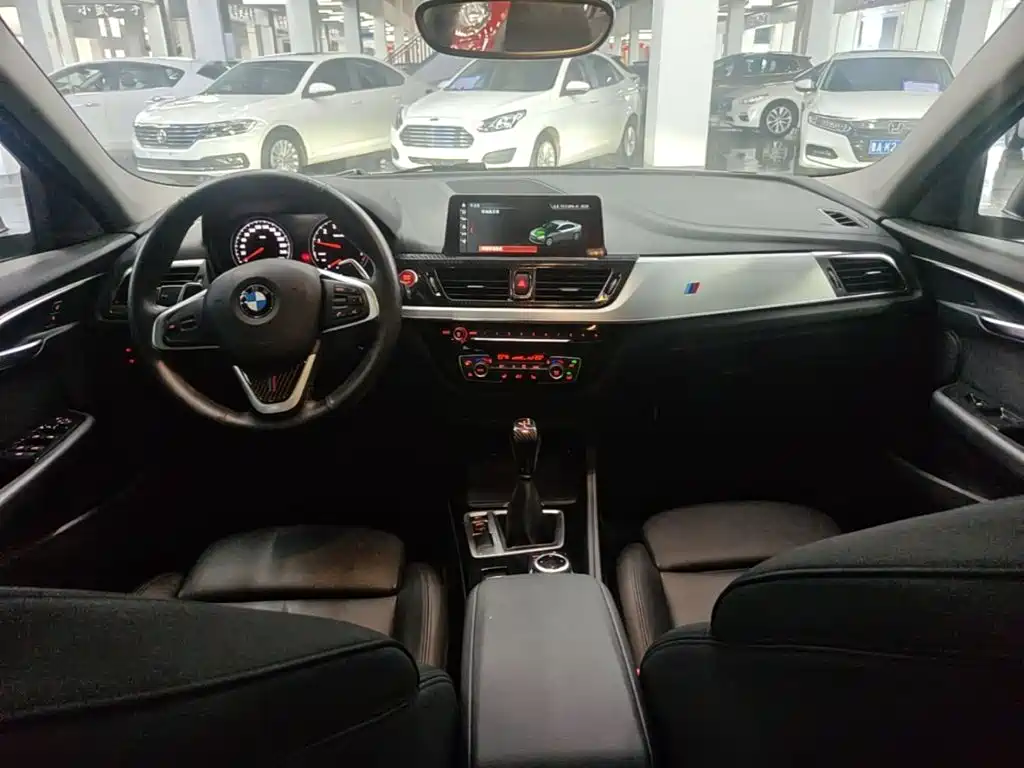 BMW 1 Series 2018 — фото 10