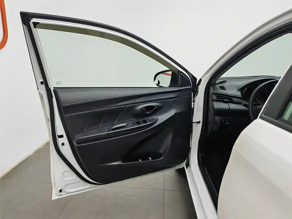 Toyota Yaris L 2018 — фото 8