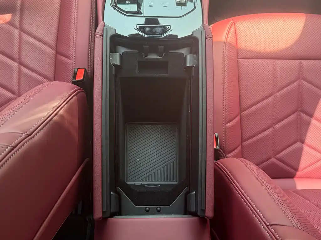 BMW 5 Series 2025 — фото 14