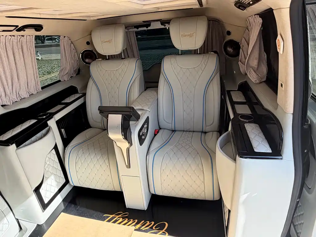 Mercedes-Benz V-Class 2018 — фото 18