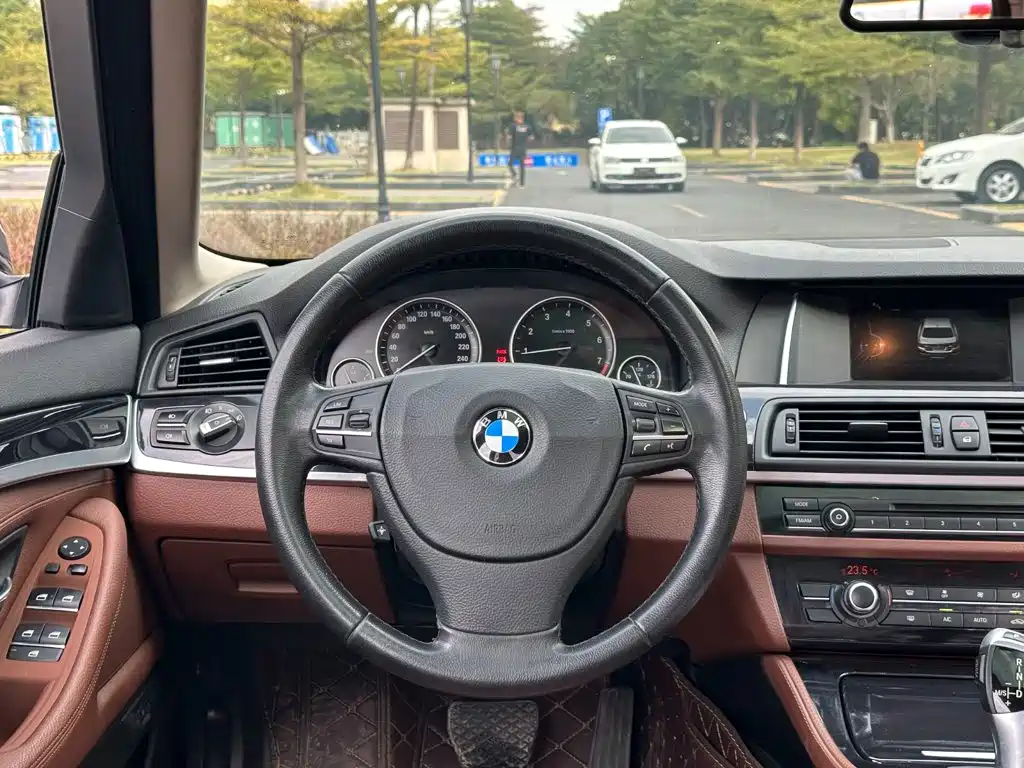 BMW 5 Series 2017 — фото 8