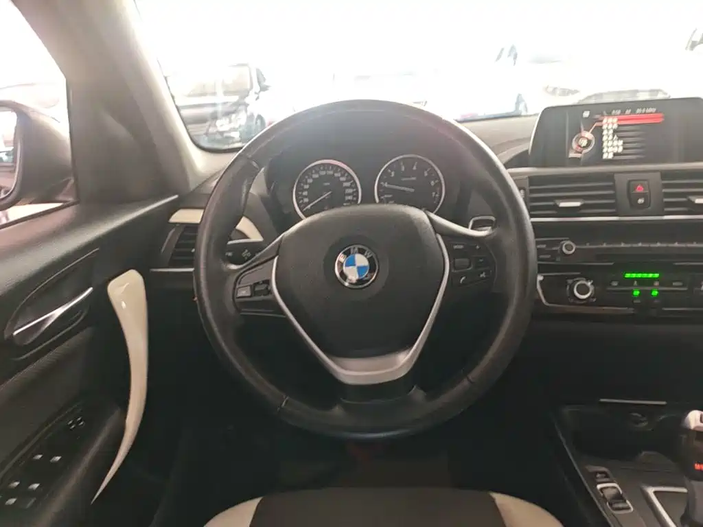 BMW 1 Series 2017 — фото 11