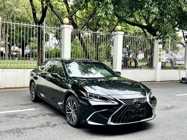 Lexus ES 2023