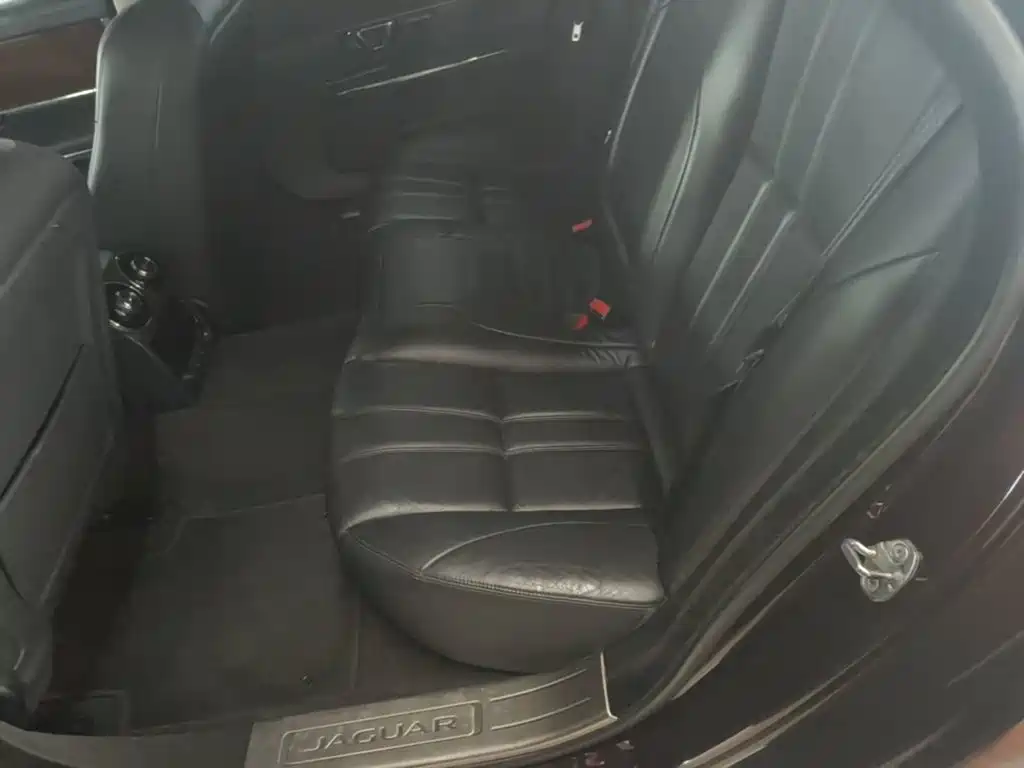 Jaguar XJ 2017 — фото 17