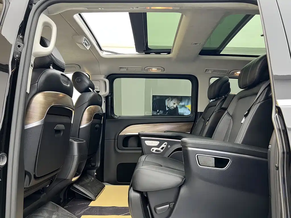 Mercedes-Benz V-Class 2023 — фото 9
