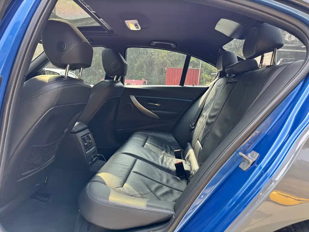 BMW 3 Series 2019 — фото 17