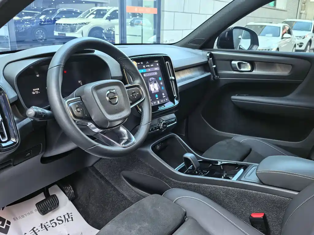 Volvo XC40 New Energy 2023 — фото 8