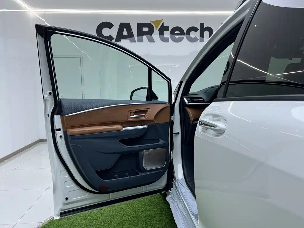 Toyota Granvia — фото 11