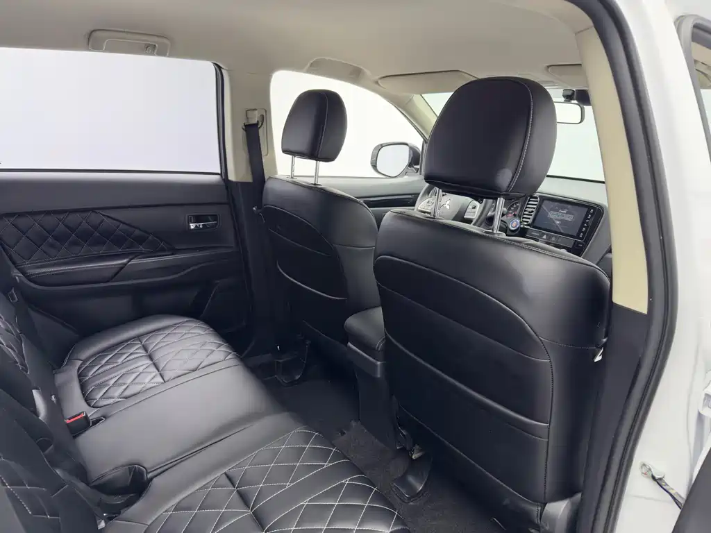 Mitsubishi Outlander 2022 — фото 12
