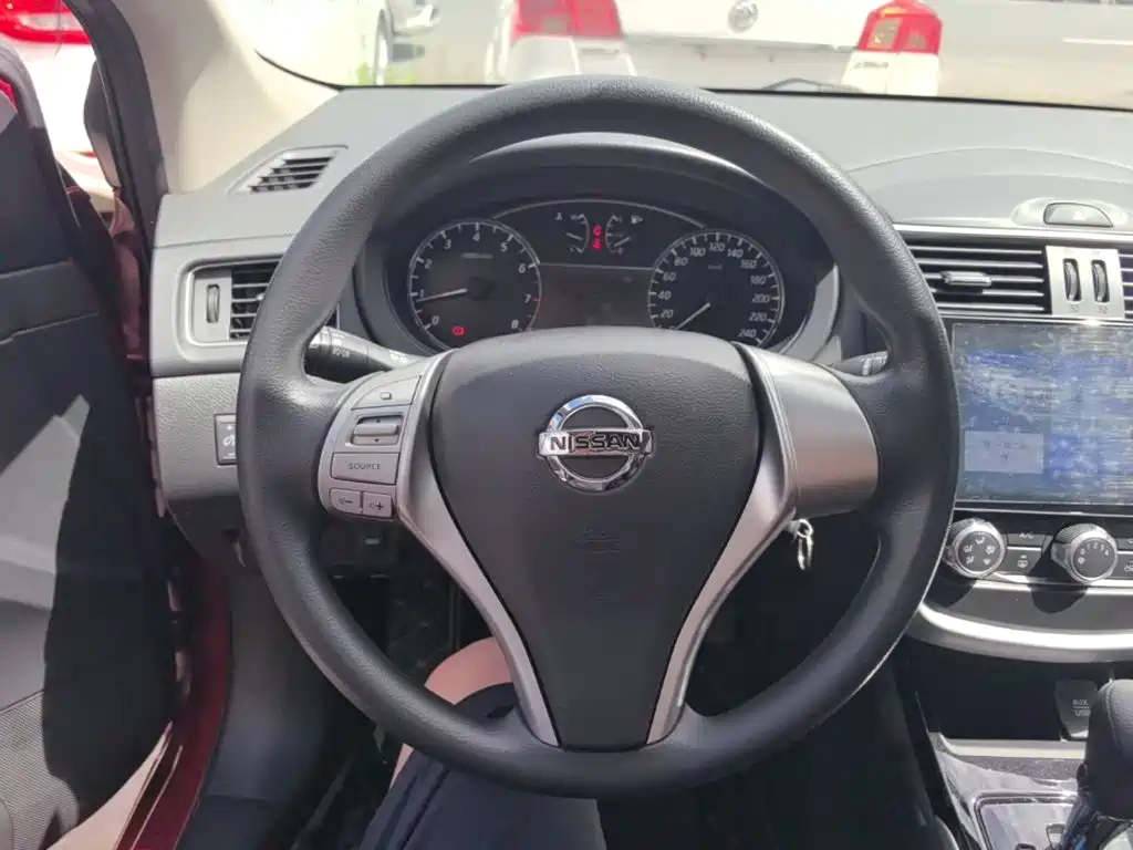 Nissan Tiida 2017 — фото 11
