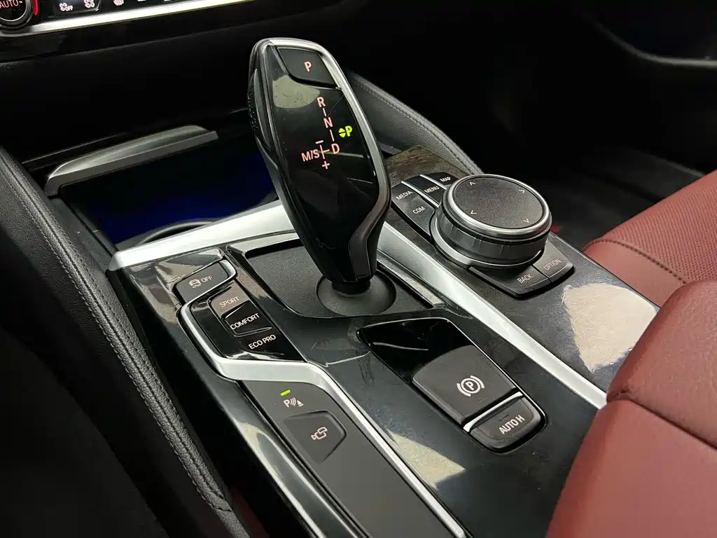 BMW 5 Series 2019 — фото 15