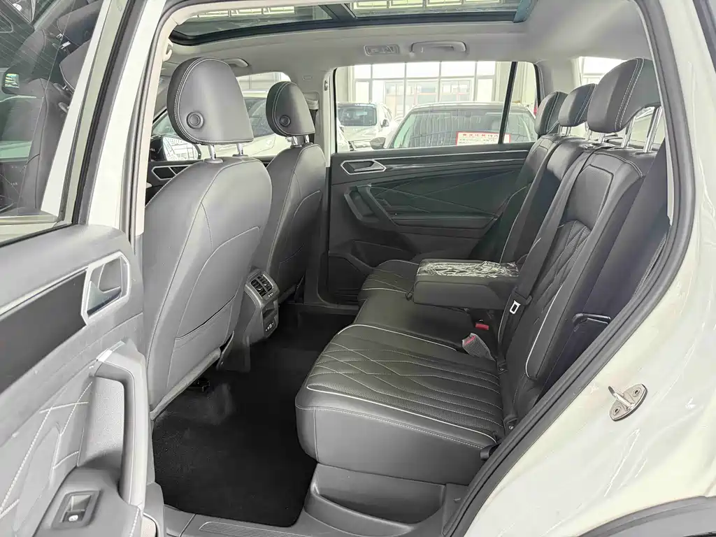 Volkswagen Tiguan L 2023 — фото 16
