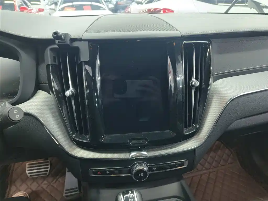 Volvo XC60 2019 — фото 10