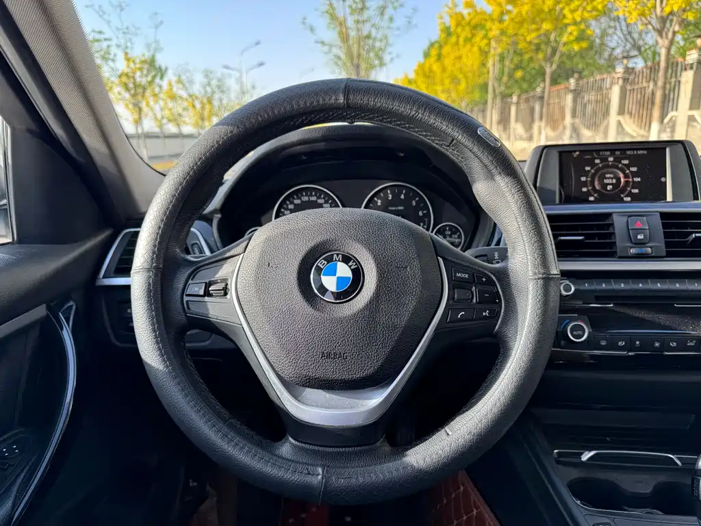 BMW 3 Series 2017 — фото 17