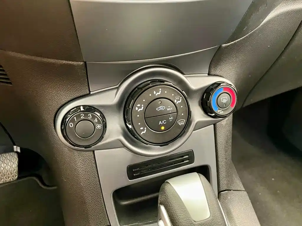 Ford Fiesta 2014 — фото 12