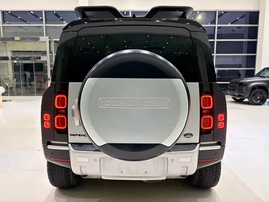 Land Rover Defender 2021 — фото 12