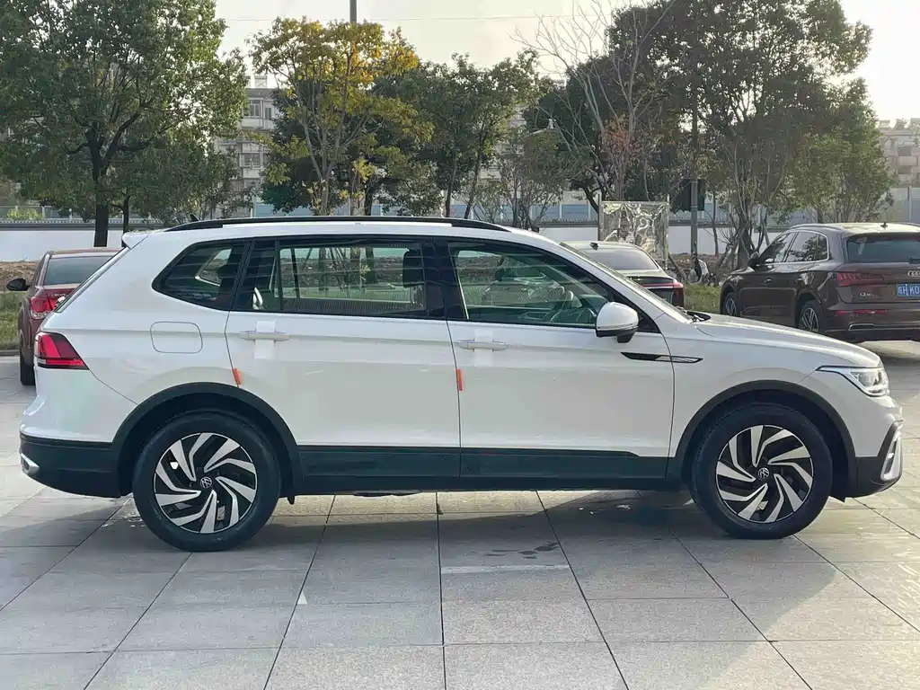 Volkswagen Tiguan L 2022 — фото 8