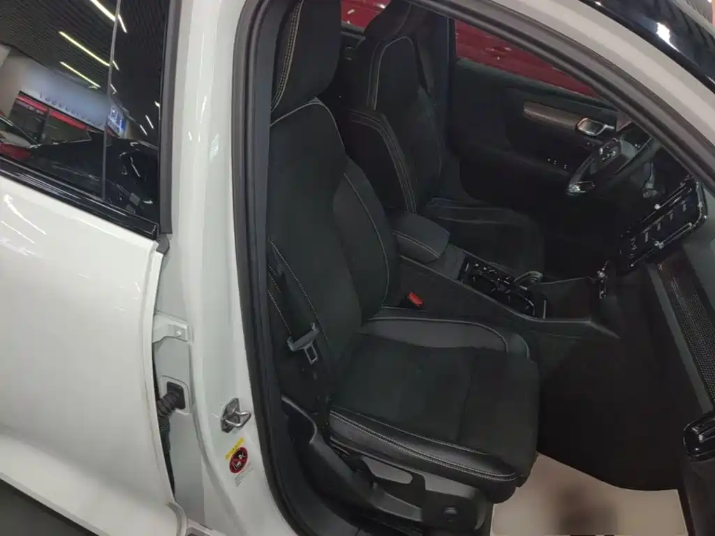 Volvo XC40 2020 — фото 25