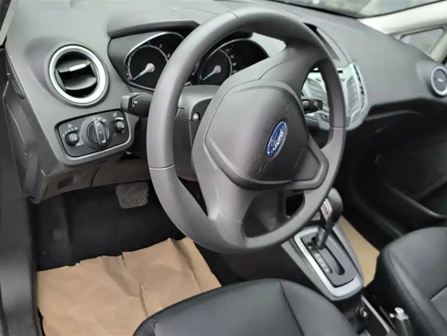 Ford Fiesta 2015 — фото 12