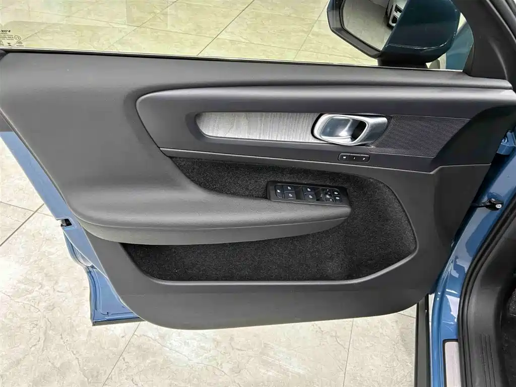 Volvo XC40 2023 — фото 10